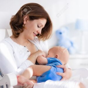 54640069-une-jeune-mère-tenant-son-enfant-nouveau-né-soins-infirmiers-maman-bébé-femme-et-le-nouveau-garçon-né-dans-la-[1]