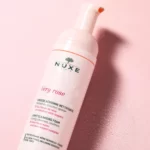 Mousse Aérienne Nettoyante, Very Rose 150 ml Cette mousse fondante au doux parfum de rose nettoie en douceur et apaise, tout en respectant la peau. Formulée à base d'Eau Florale de Rose, elle permet d'éliminer efficacement les impuretés sans dessécher la peau. Sous l'effet de sa mousse aérienne onctueuse, la peau est fraîche et purifiée. Mousse Aérienne Nettoyante, Very Rose 150 ml | G-LaSanté