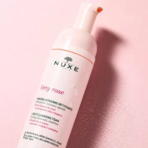 Mousse Aérienne Nettoyante, Very Rose 150 ml Cette mousse fondante au doux parfum de rose nettoie en douceur et apaise, tout en respectant la peau. Formulée à base d'Eau Florale de Rose, elle permet d'éliminer efficacement les impuretés sans dessécher la peau. Sous l'effet de sa mousse aérienne onctueuse, la peau est fraîche et purifiée. Mousse Aérienne Nettoyante, Very Rose 150 ml